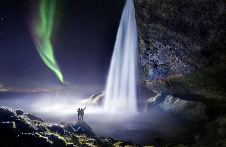 摄影师冰岛拍童话般瀑布美景:与北极光相映成辉