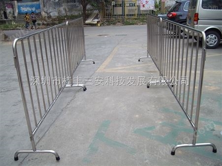 不锈钢活动护栏在车站可有效规范排队次序